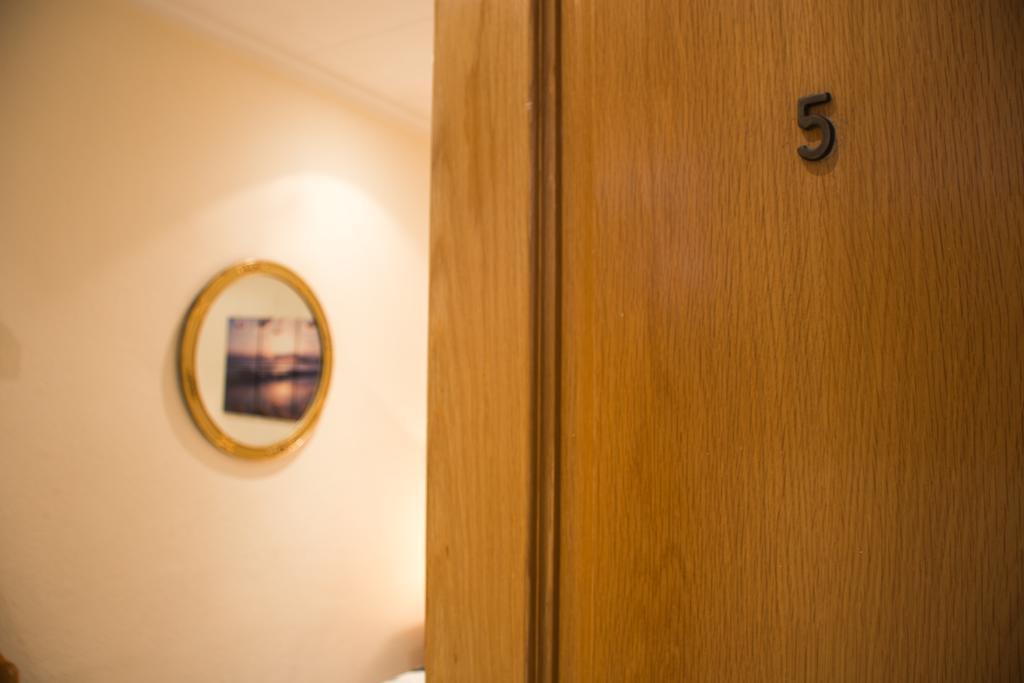 Hostal Aribau บาร์เซโลนา ภายนอก รูปภาพ