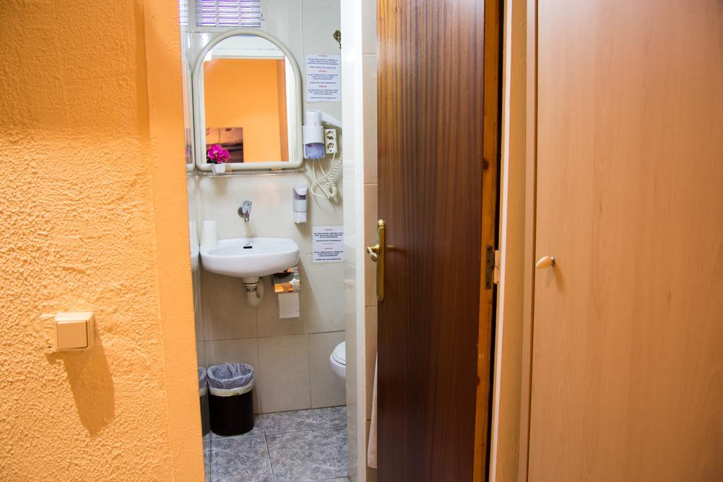 Hostal Aribau บาร์เซโลนา ภายนอก รูปภาพ