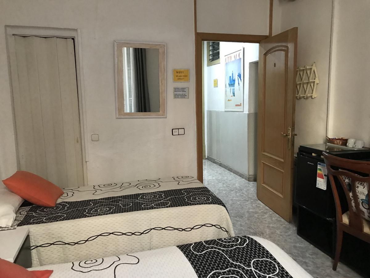 Hostal Aribau บาร์เซโลนา ภายนอก รูปภาพ